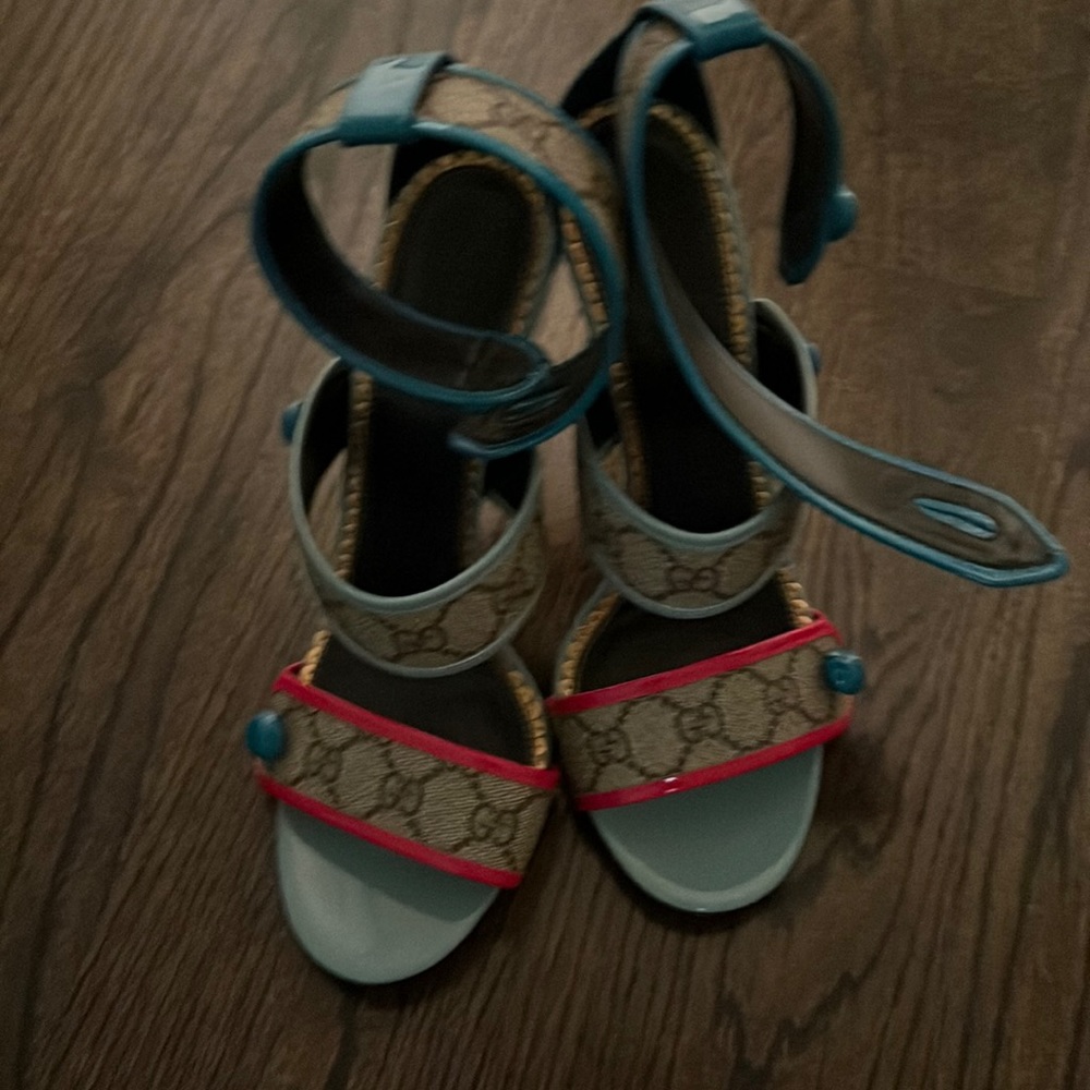 Gucci almost brand new Sandals ! Used only one time